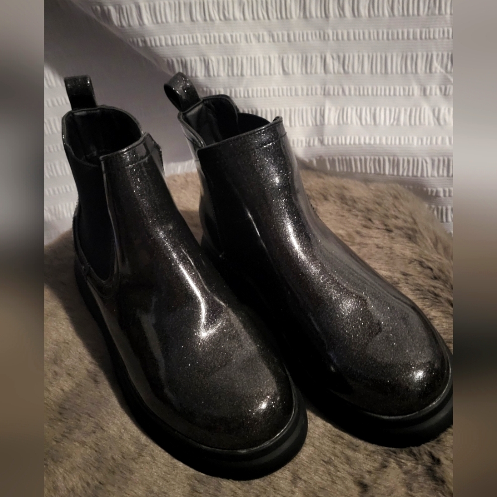 NWOT Dolce Vita girls rain boots.  Black with sparkles.  Size 2.  Side zipper